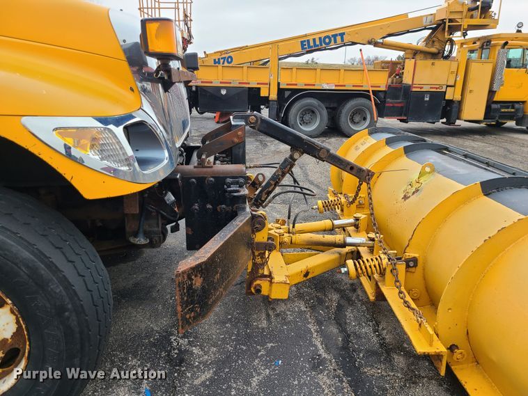 image for item KT9681 2005 International 7400  dump truck