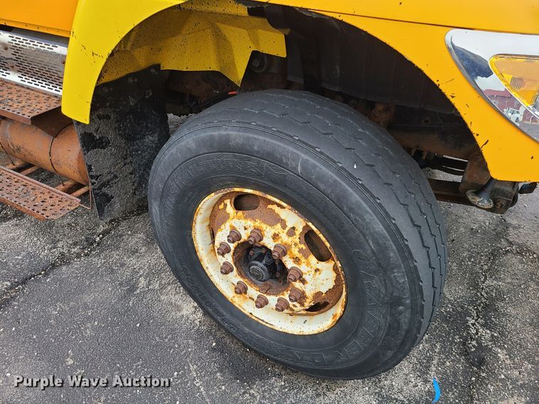 image for item KT9681 2005 International 7400  dump truck