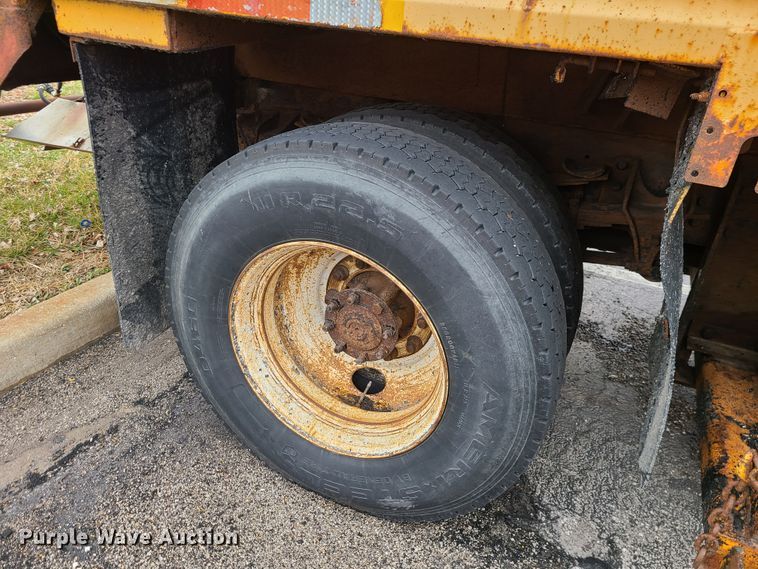 image for item KT9681 2005 International 7400  dump truck