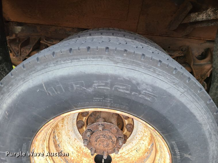 image for item KT9681 2005 International 7400  dump truck