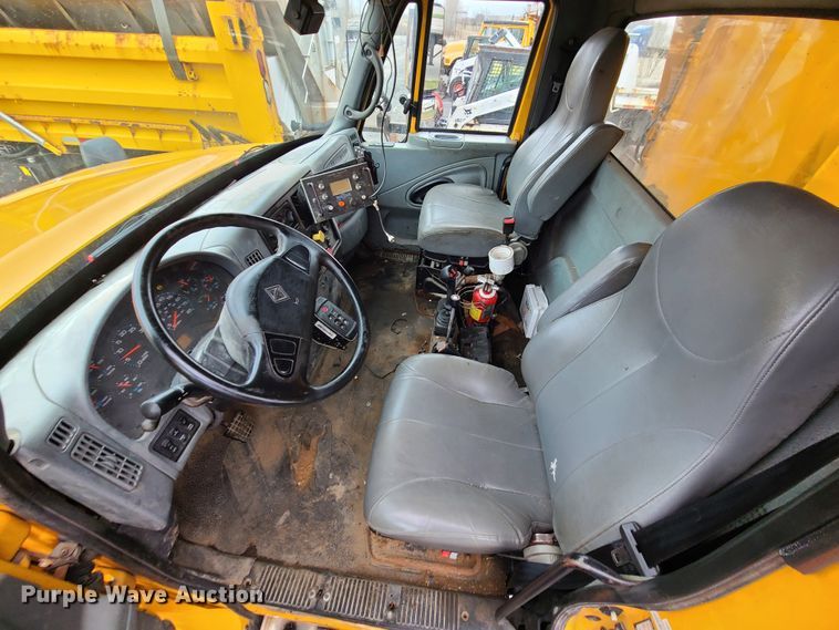 image for item KT9684 2006 International 7400  dump truck