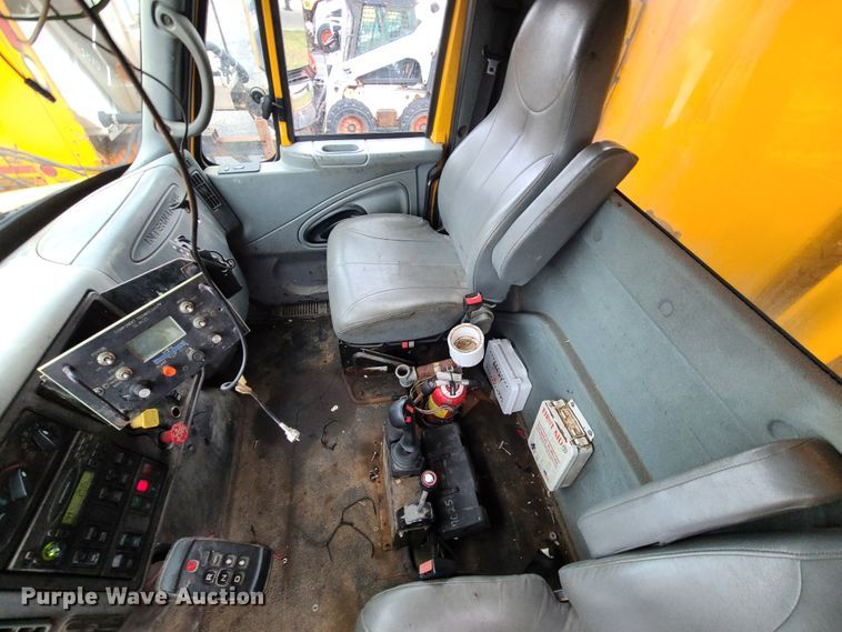 image for item KT9684 2006 International 7400  dump truck