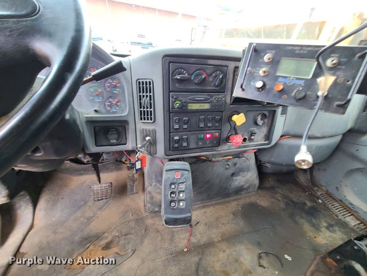 image for item KT9684 2006 International 7400  dump truck