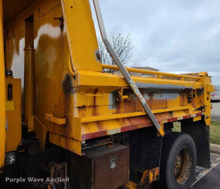 image for item KT9684 2006 International 7400  dump truck