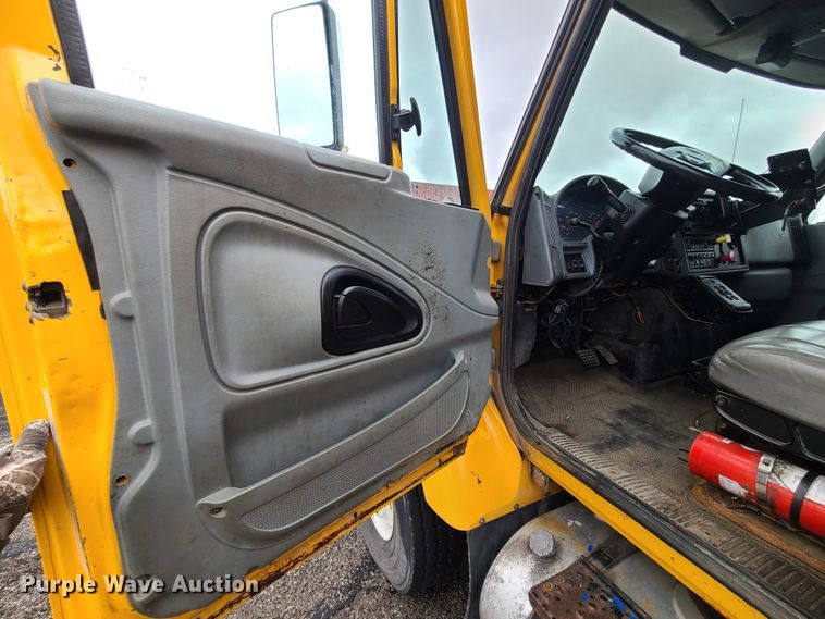 image for item KT9685 2006 International 7400  dump truck