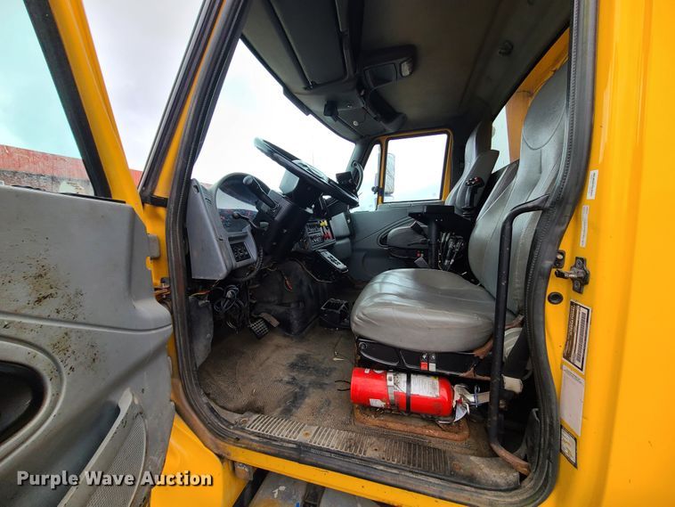 image for item KT9685 2006 International 7400  dump truck