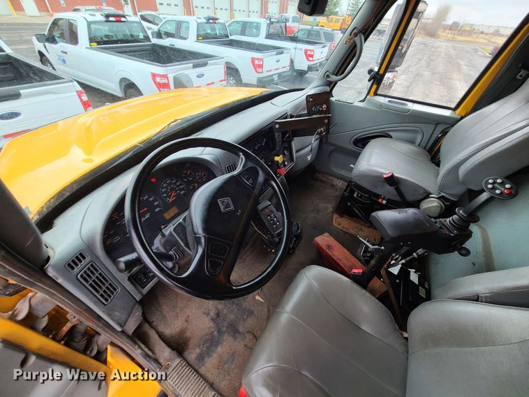 image for item KT9685 2006 International 7400  dump truck