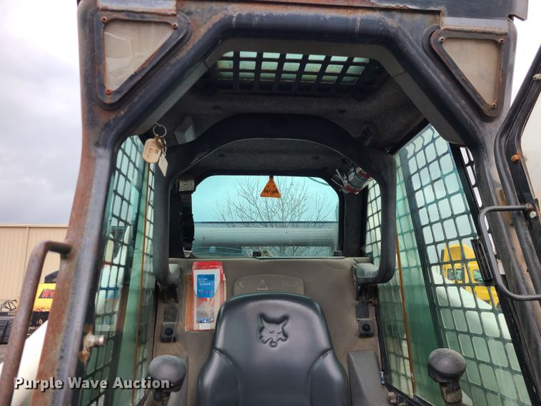 image for item KT9686 2005 Bobcat S300  skid steer loader