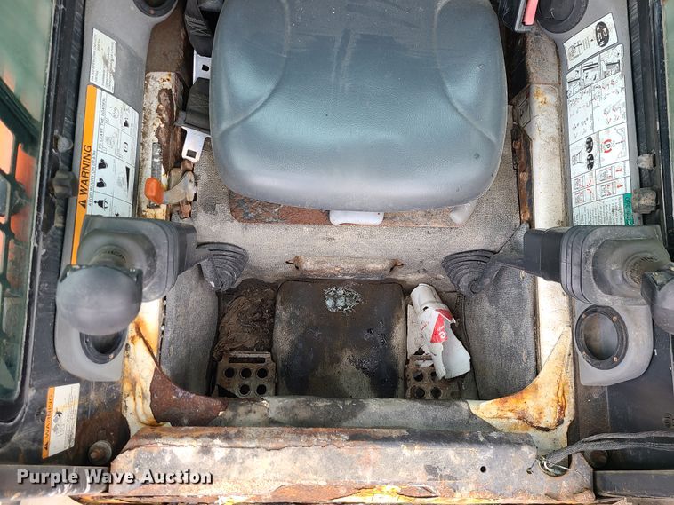 image for item KT9686 2005 Bobcat S300  skid steer loader