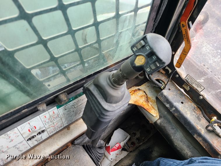 image for item KT9686 2005 Bobcat S300  skid steer loader