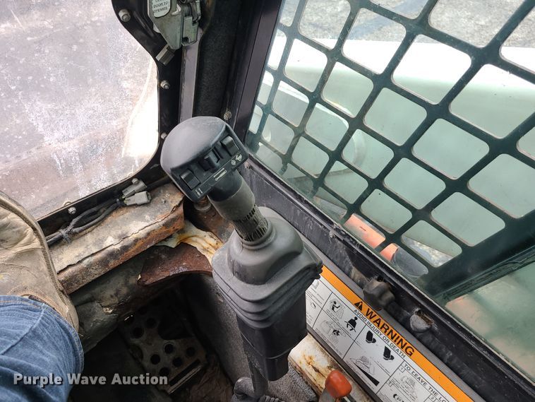 image for item KT9686 2005 Bobcat S300  skid steer loader