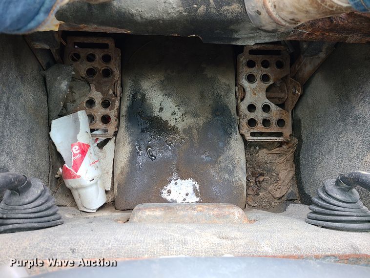 image for item KT9686 2005 Bobcat S300  skid steer loader