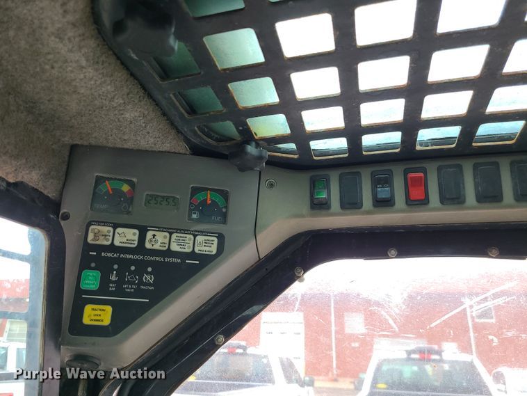 image for item KT9686 2005 Bobcat S300  skid steer loader