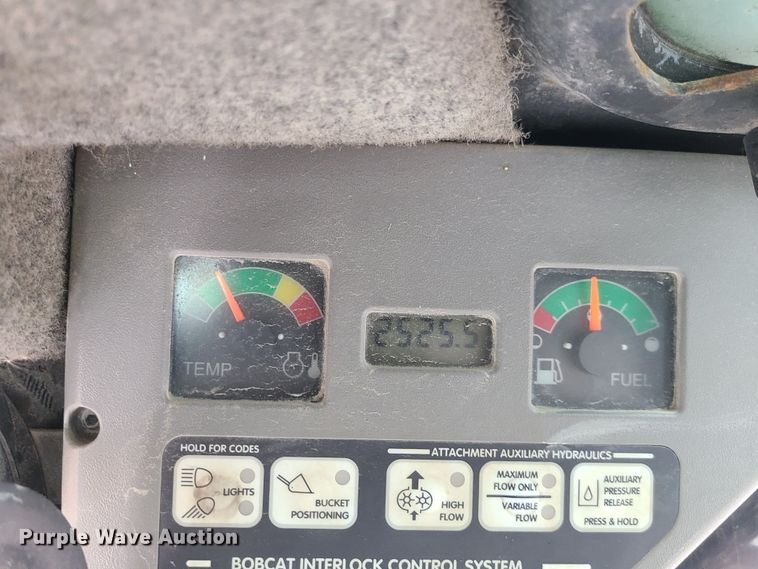 image for item KT9686 2005 Bobcat S300  skid steer loader