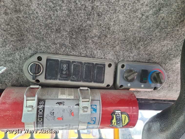 image for item KT9686 2005 Bobcat S300  skid steer loader