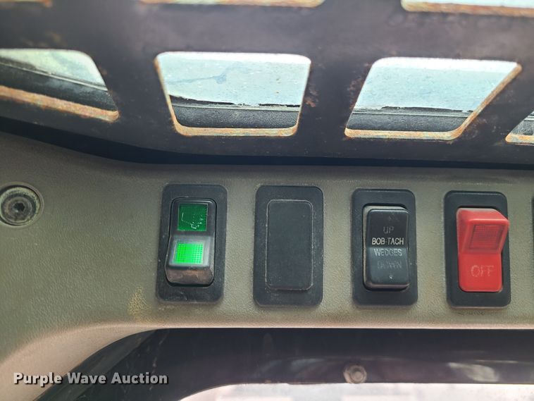 image for item KT9686 2005 Bobcat S300  skid steer loader