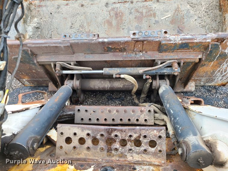 image for item KT9686 2005 Bobcat S300  skid steer loader