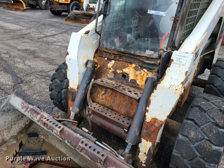image for item KT9686 2005 Bobcat S300  skid steer loader