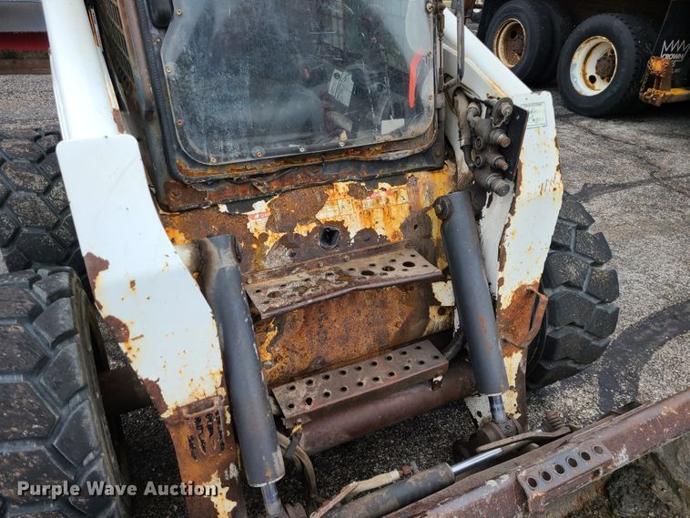 image for item KT9686 2005 Bobcat S300  skid steer loader