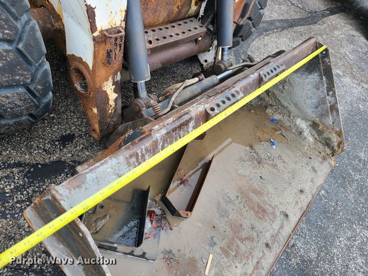 image for item KT9686 2005 Bobcat S300  skid steer loader
