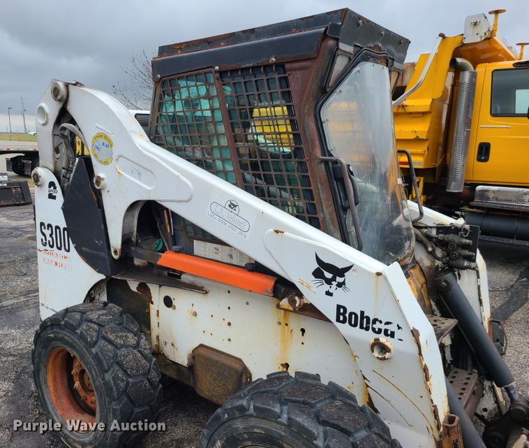 image for item KT9686 2005 Bobcat S300  skid steer loader