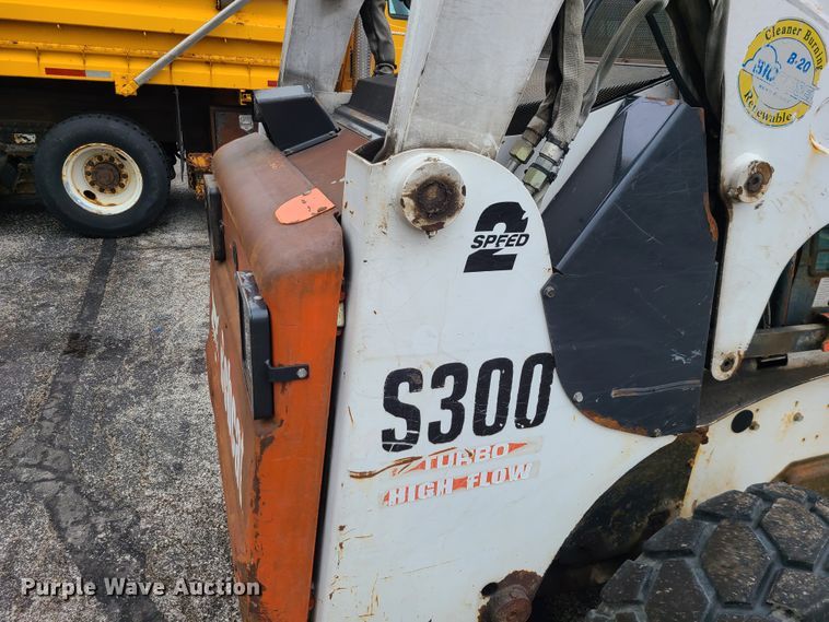 image for item KT9686 2005 Bobcat S300  skid steer loader