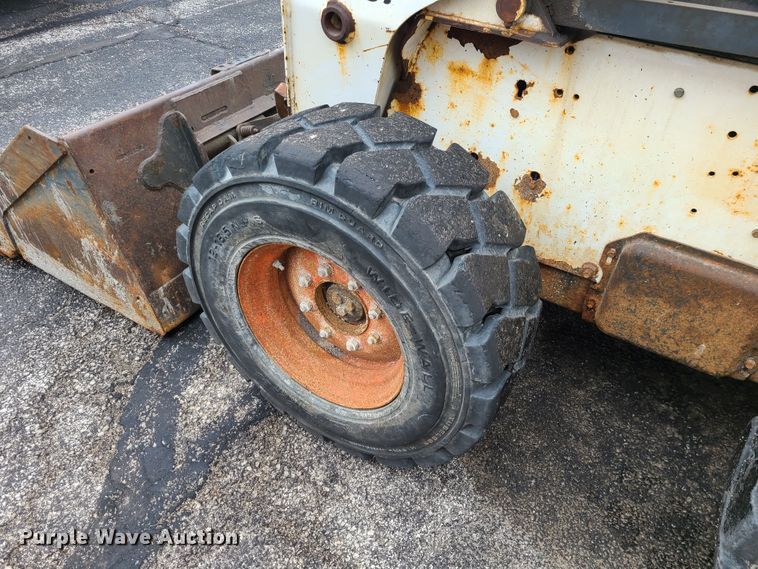 image for item KT9686 2005 Bobcat S300  skid steer loader