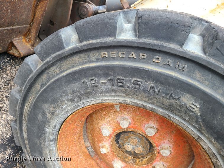 image for item KT9686 2005 Bobcat S300  skid steer loader