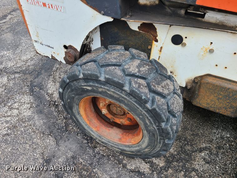 image for item KT9686 2005 Bobcat S300  skid steer loader