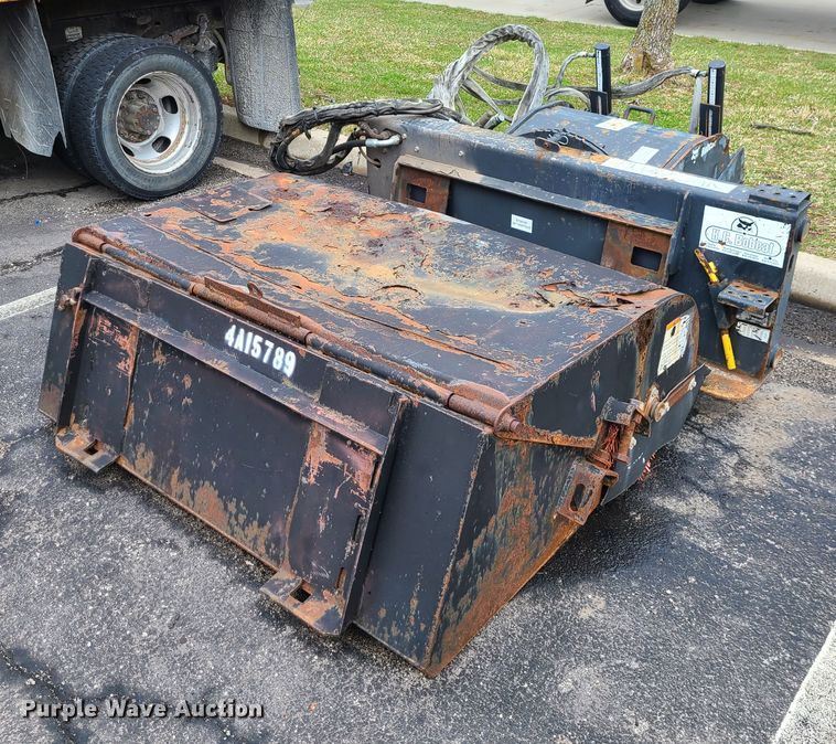 image for item KT9686 2005 Bobcat S300  skid steer loader