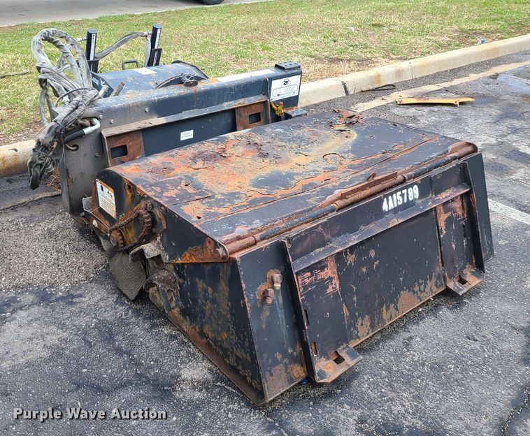 image for item KT9686 2005 Bobcat S300  skid steer loader