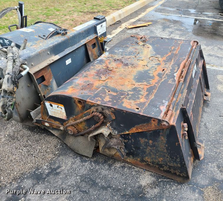 image for item KT9686 2005 Bobcat S300  skid steer loader