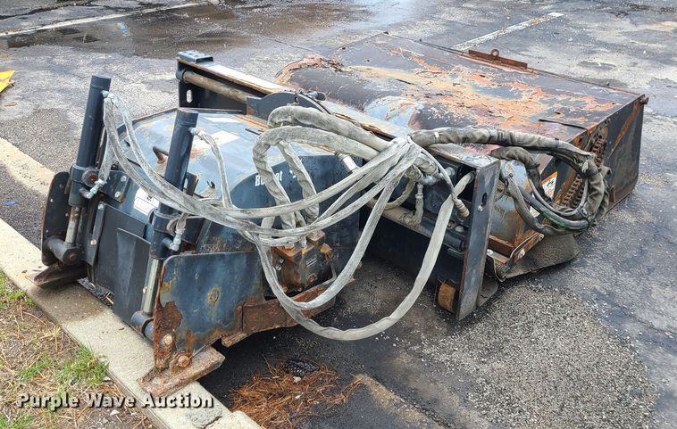 image for item KT9686 2005 Bobcat S300  skid steer loader