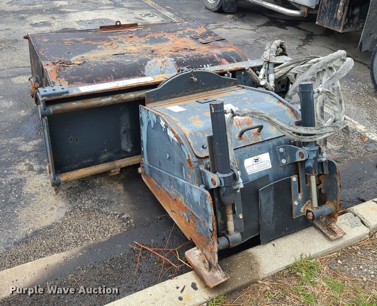 image for item KT9686 2005 Bobcat S300  skid steer loader