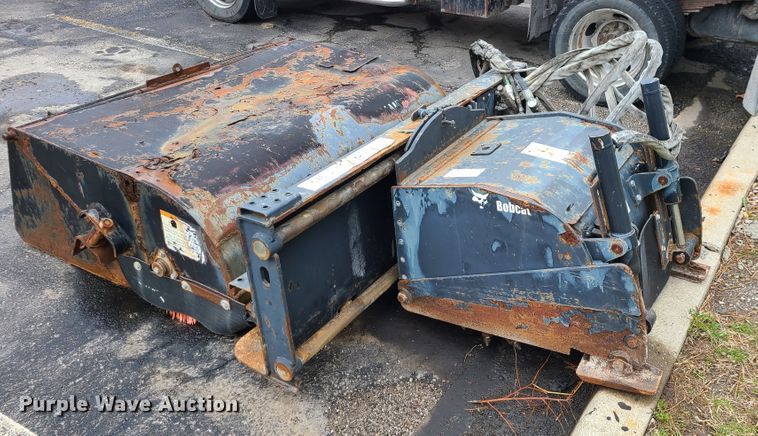 image for item KT9686 2005 Bobcat S300  skid steer loader