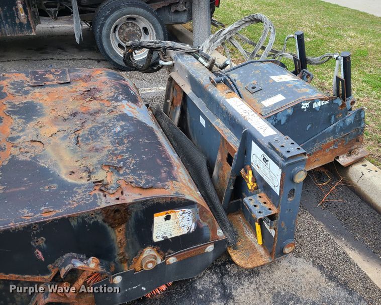 image for item KT9686 2005 Bobcat S300  skid steer loader