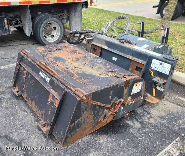 image for item KT9686 2005 Bobcat S300  skid steer loader