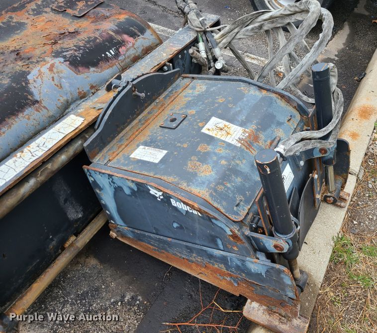 image for item KT9686 2005 Bobcat S300  skid steer loader