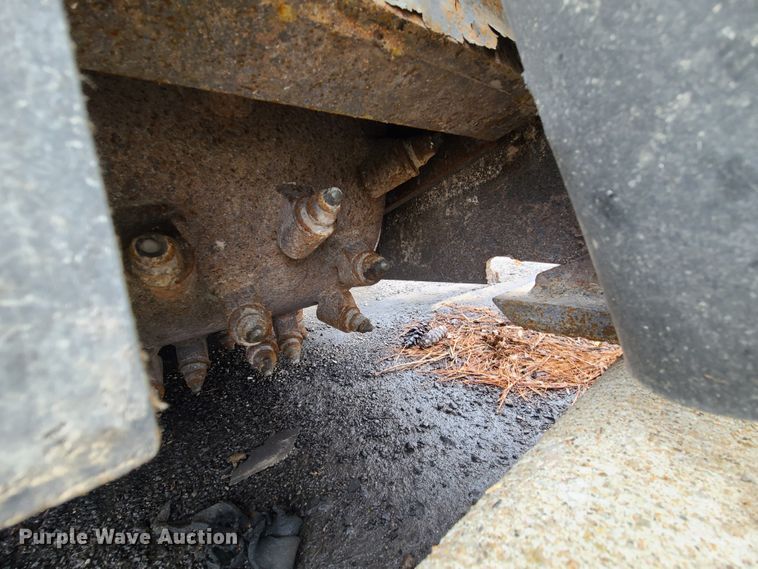 image for item KT9686 2005 Bobcat S300  skid steer loader