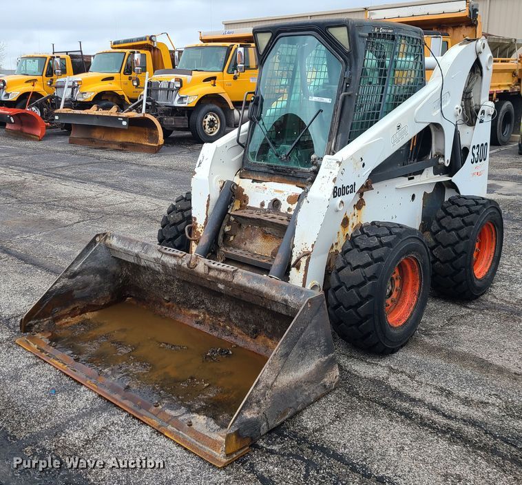 image for item KT9689 2005 Bobcat S300  skid steer loader