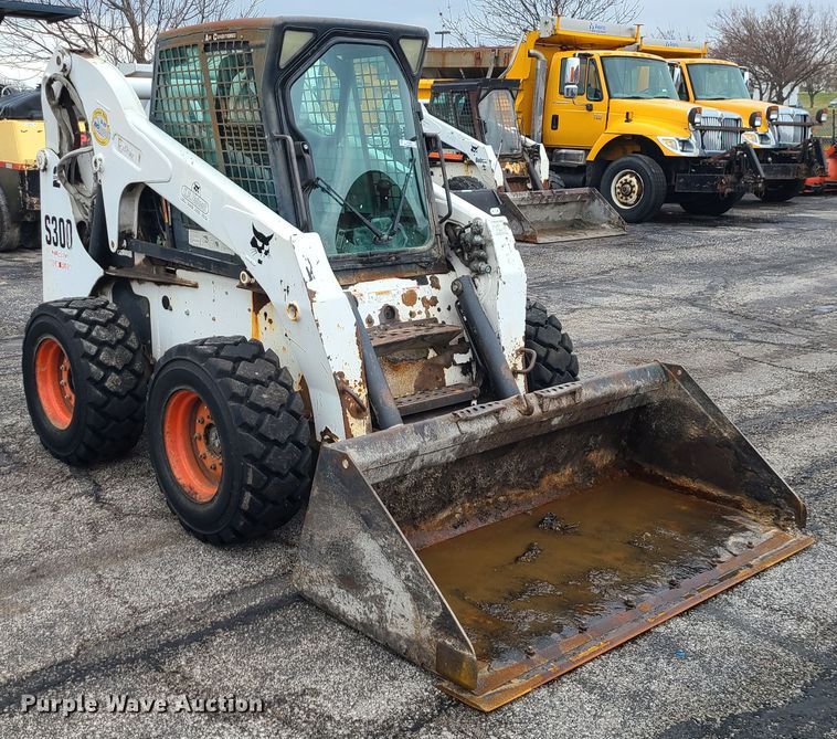 image for item KT9689 2005 Bobcat S300  skid steer loader