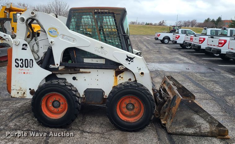 image for item KT9689 2005 Bobcat S300  skid steer loader