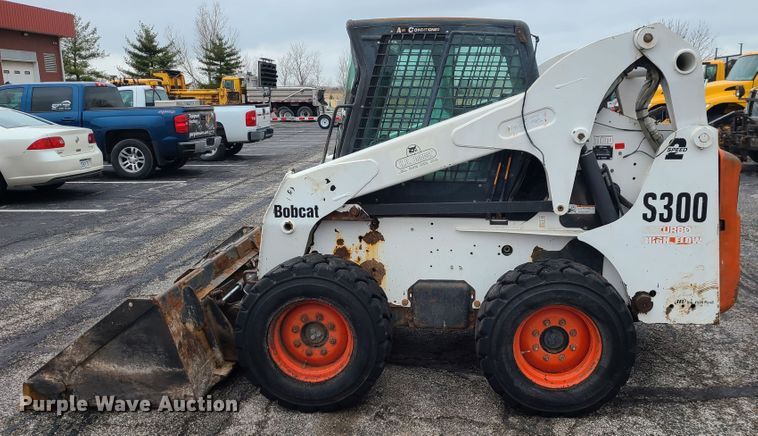 image for item KT9689 2005 Bobcat S300  skid steer loader