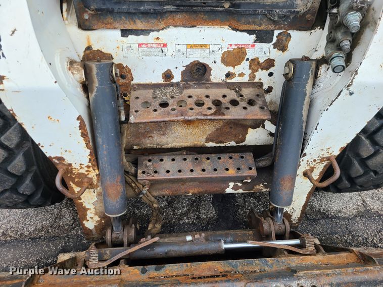 image for item KT9689 2005 Bobcat S300  skid steer loader