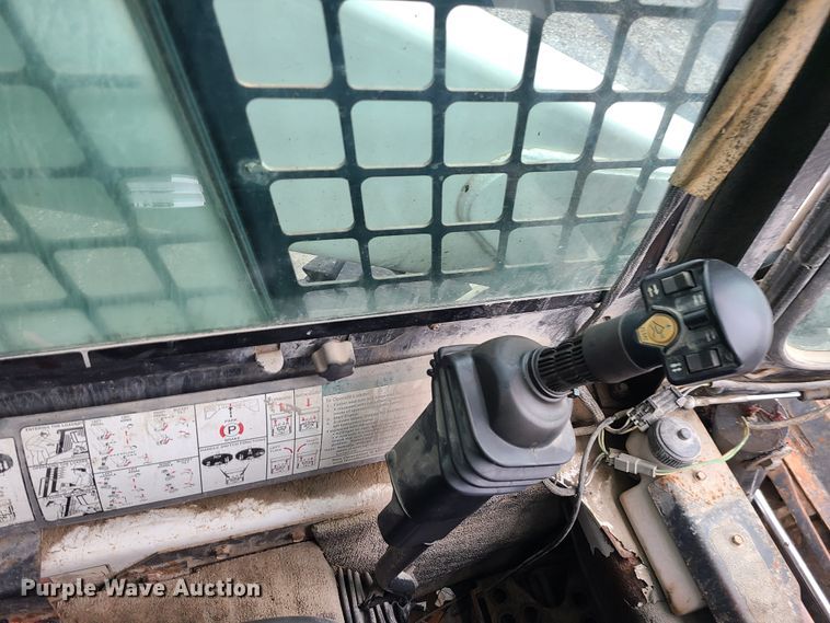 image for item KT9689 2005 Bobcat S300  skid steer loader