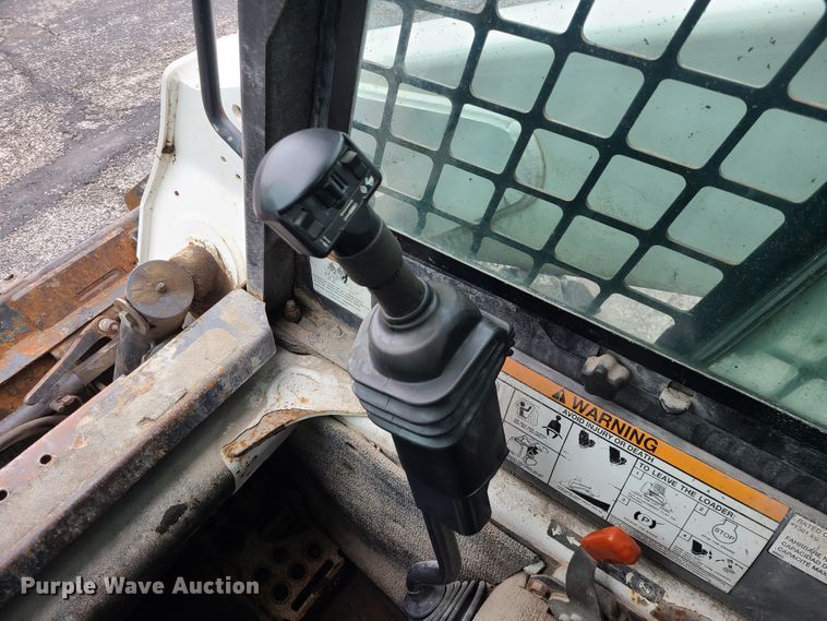 image for item KT9689 2005 Bobcat S300  skid steer loader