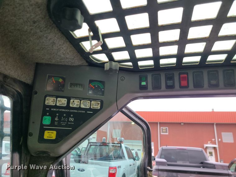 image for item KT9689 2005 Bobcat S300  skid steer loader