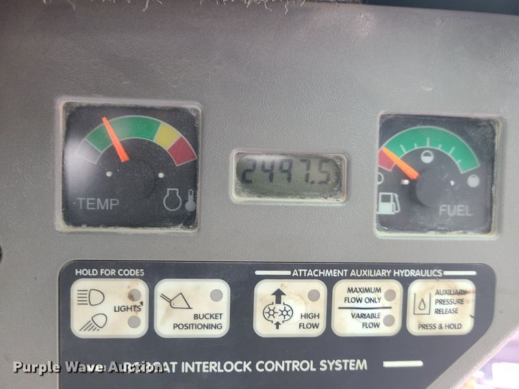 image for item KT9689 2005 Bobcat S300  skid steer loader