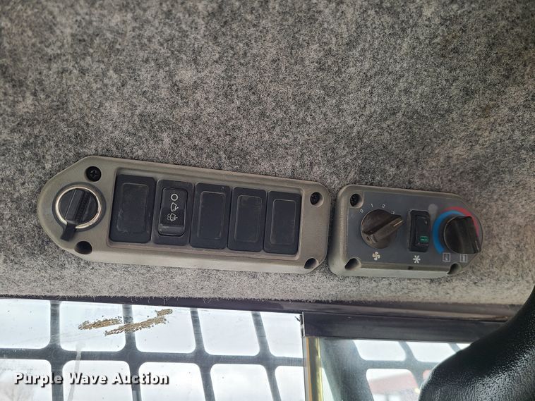 image for item KT9689 2005 Bobcat S300  skid steer loader