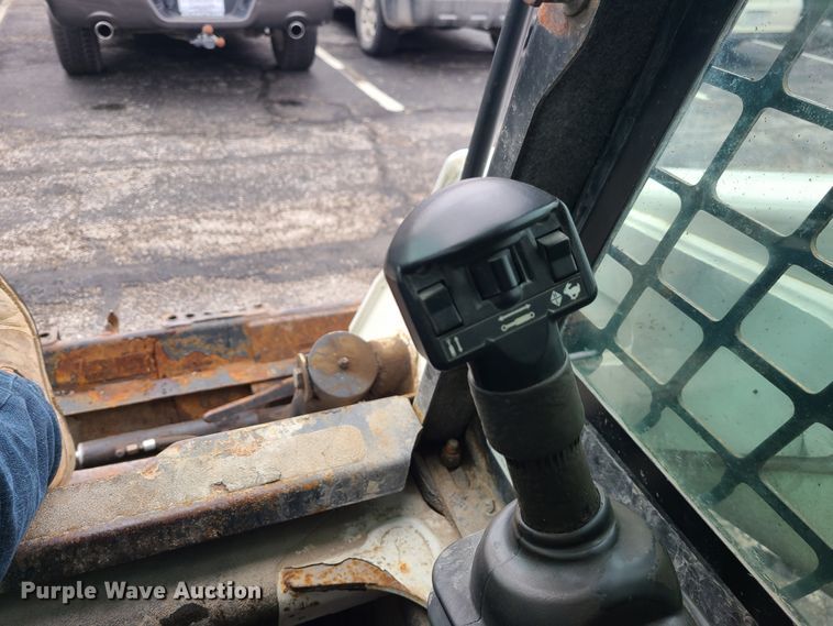 image for item KT9689 2005 Bobcat S300  skid steer loader